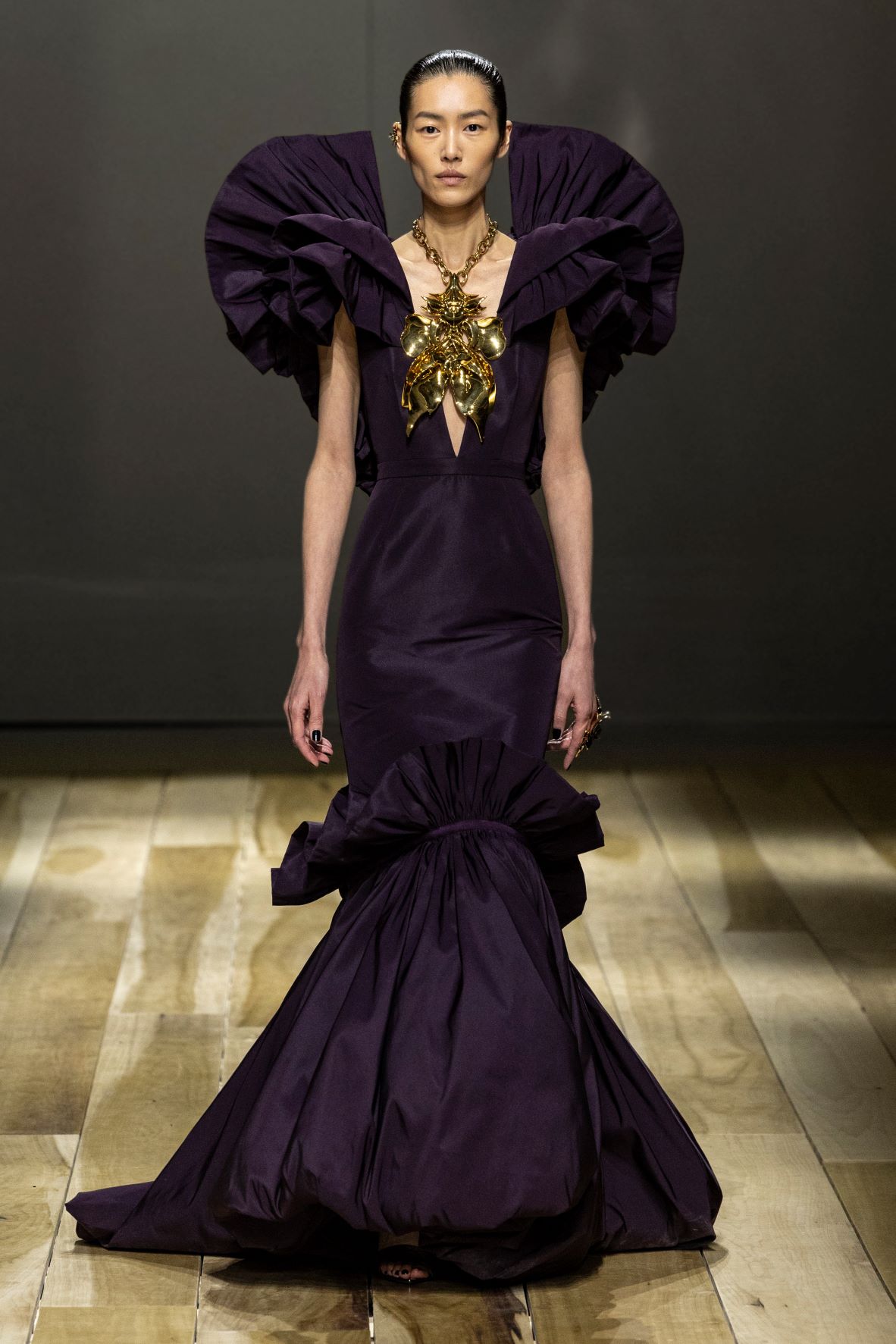 Alexander McQueen: Autumn Winter 2023 Womenswear Collection